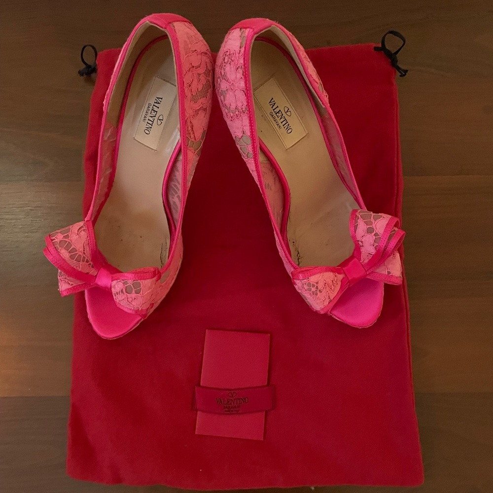 Authentic Valentino Garavani hot pink lace bow heel size 39 1/2.